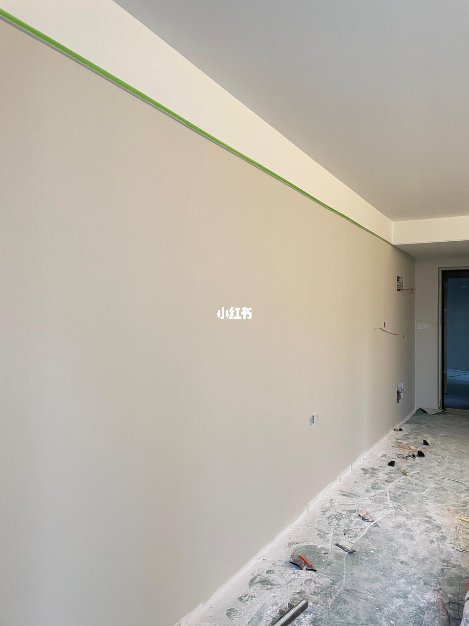 用的是立邦乳胶漆抗甲醛五合一全屋通刷杏子灰,只有电视背景墙是可可