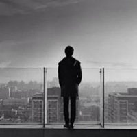 背影头像男生孤独黑白_微信头像图片大全