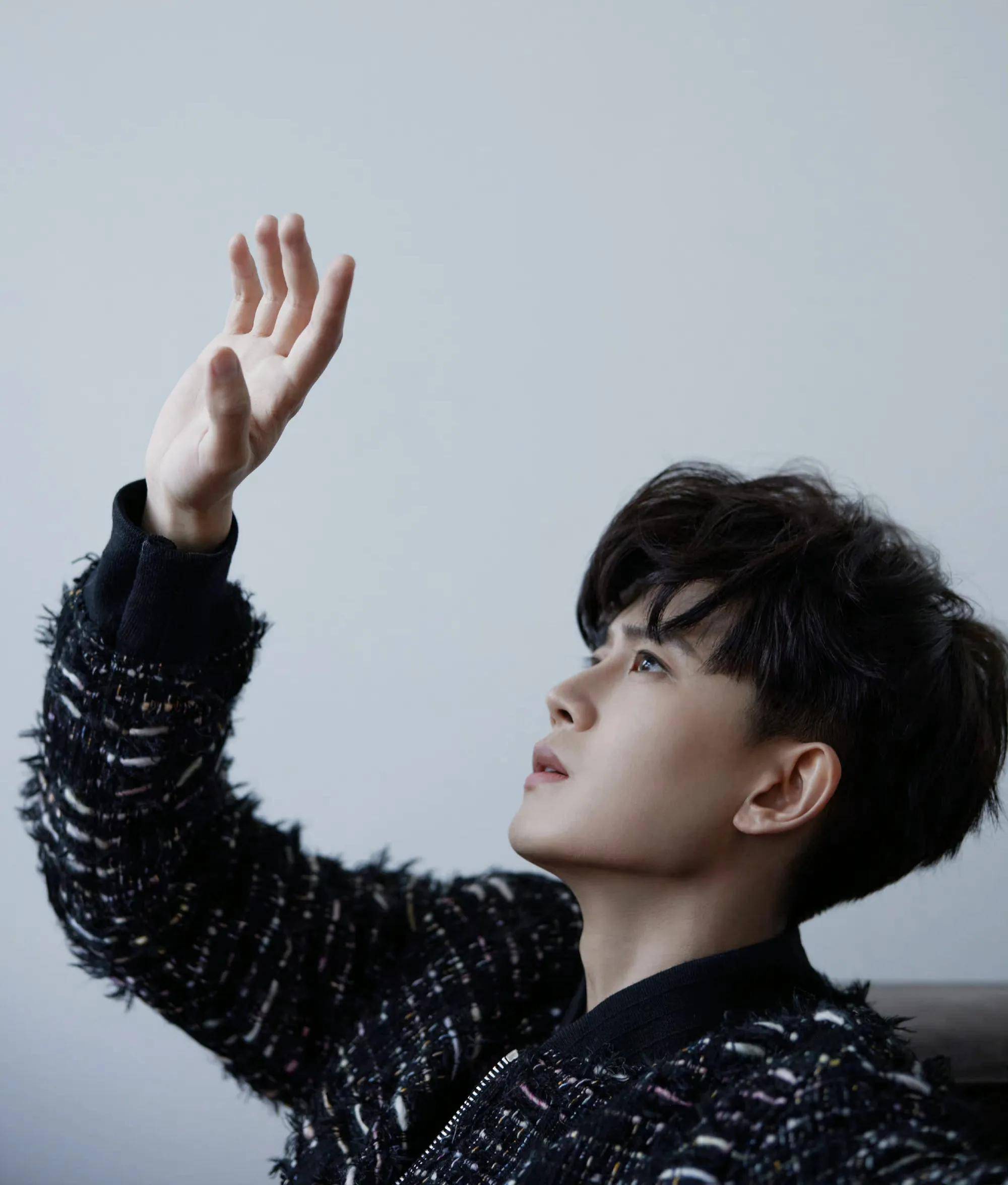 男星任嘉伦时尚写真:玉树临风,仪表堂堂