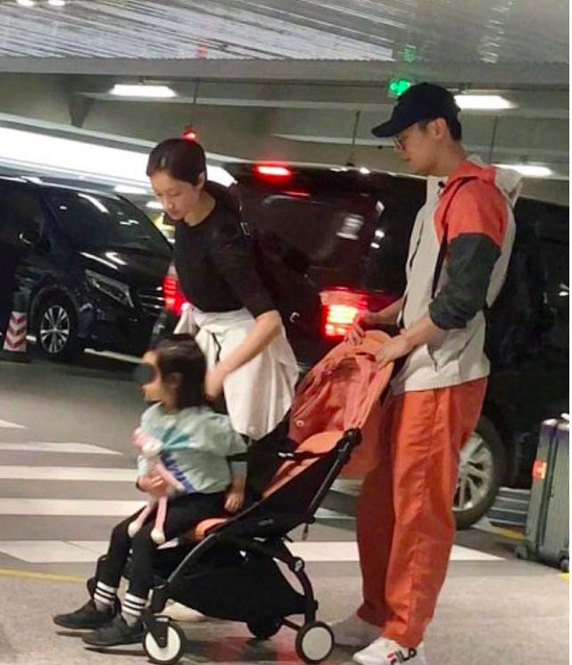 朱亚文与妻子女儿现身机场4岁的哈哈就有大长腿