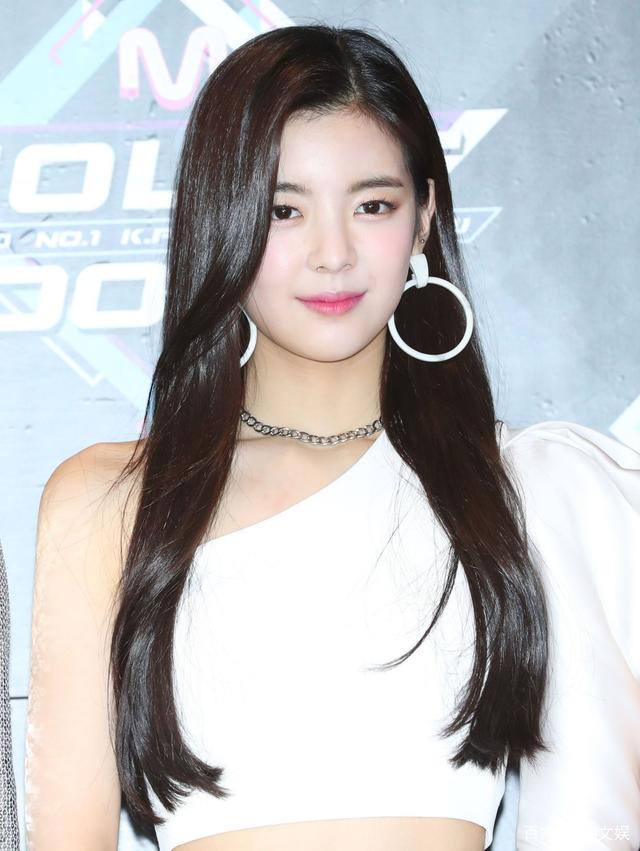 韩国女歌手女子演唱组合itzy成员崔智秀(lia)出席音乐现场