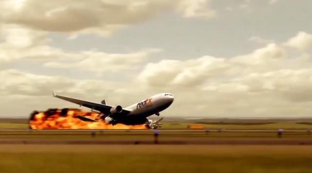 员立刻按下紧急情况按钮并接通机场消防部门:"34l跑道有飞机坠毁起火!