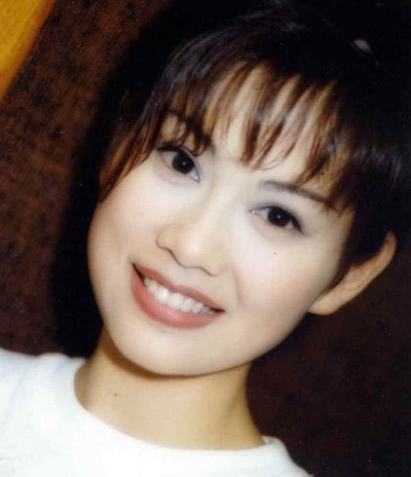 22岁被经纪人骗光财产露宿街头,后又患抑郁症,今嫁小8岁老公