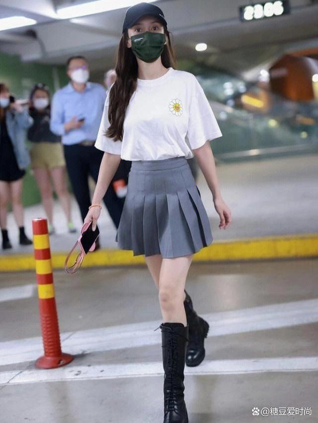 杨颖机场私服!身穿"白t 百褶半裙"玩转甜酷学院风,少女感满满