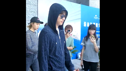 李易峰今日上班路透 只能靠助理来分辨日期