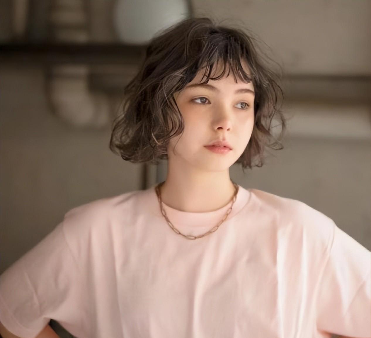 50岁女人的发型:日式短卷发,洋气减龄有气质_长度_的设计_短发