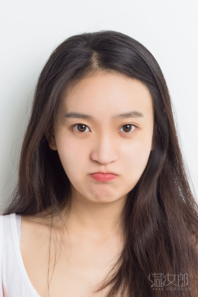 y:这组照片看起来干干净净的,化妆了吗?g:没有,这组是素颜拍的.