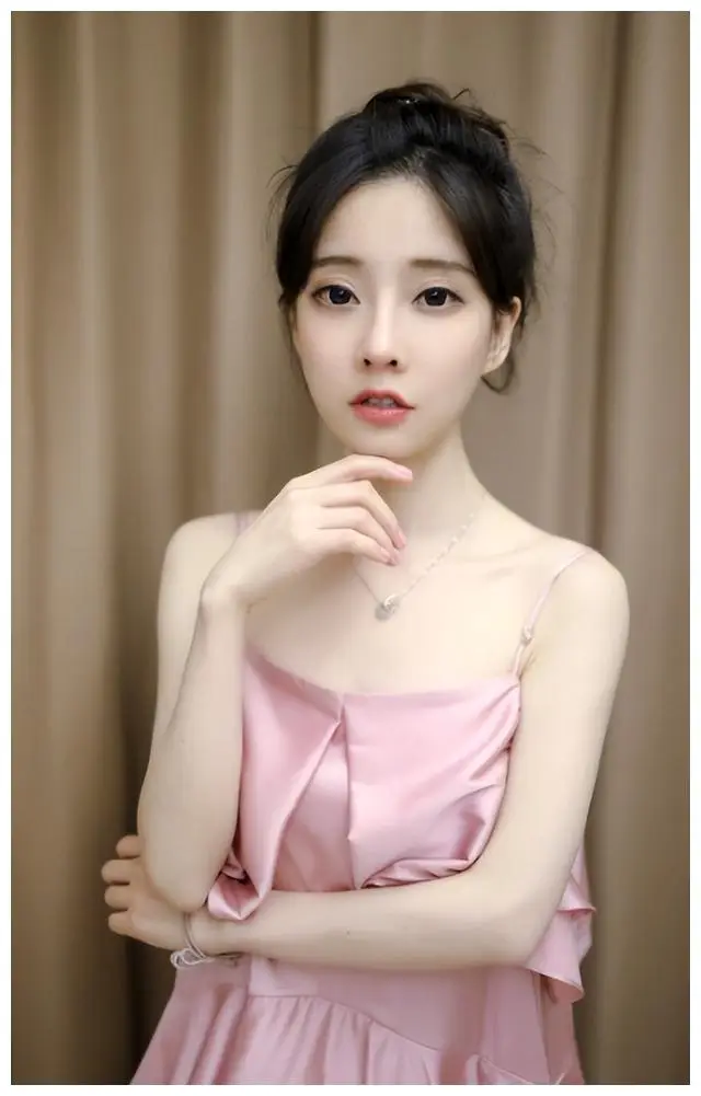 这次的回应再次展现了冯提莫乐观平和的态度,她以坦率