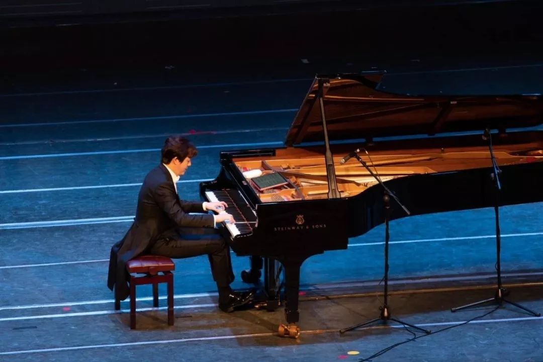 原来温哥华也有娱乐圈大佬这份简历真吓人