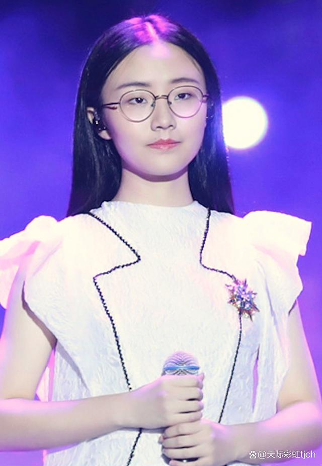 2017年7月,郭沁参加《中国新歌声第二季》,凭借演唱《美若黎明》加入