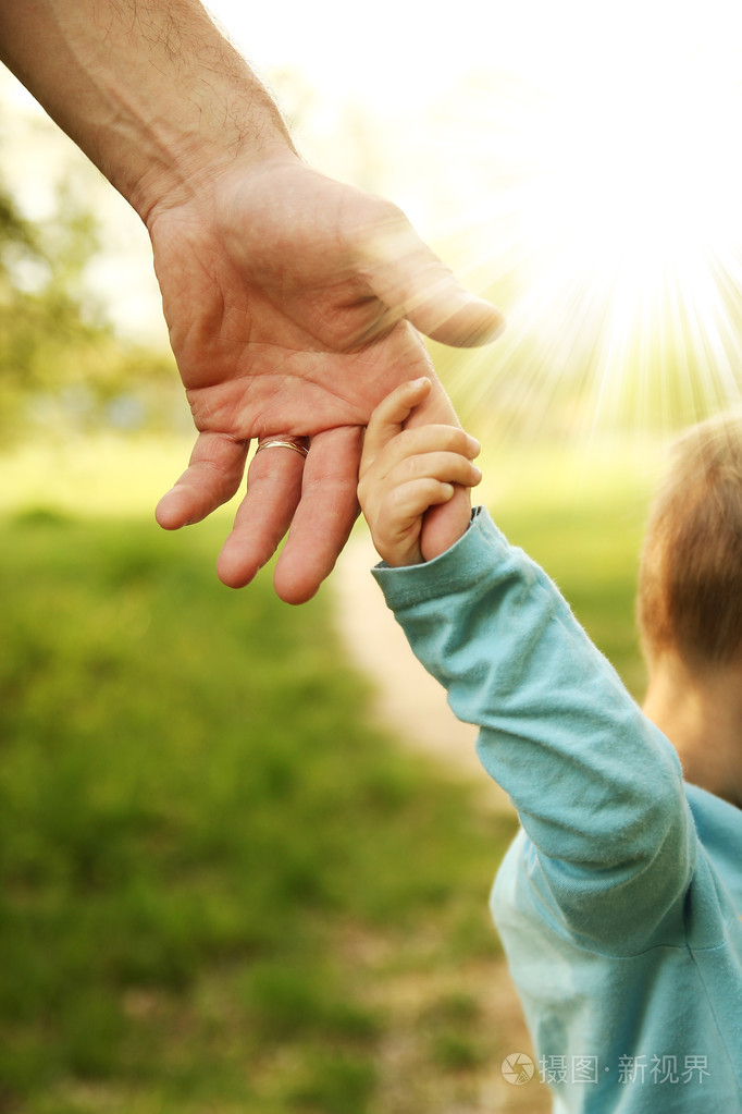 父母抱着小的孩子