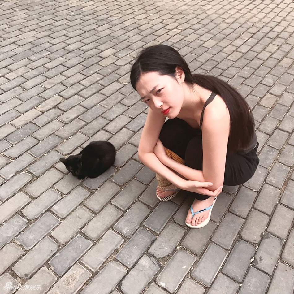 崔雪莉真空穿吊带出游引热议 性感又不失甜美![14p]