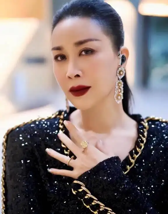 57岁那英和好友聚餐面部岁月痕迹明显喝了两瓶茅台三瓶红酒