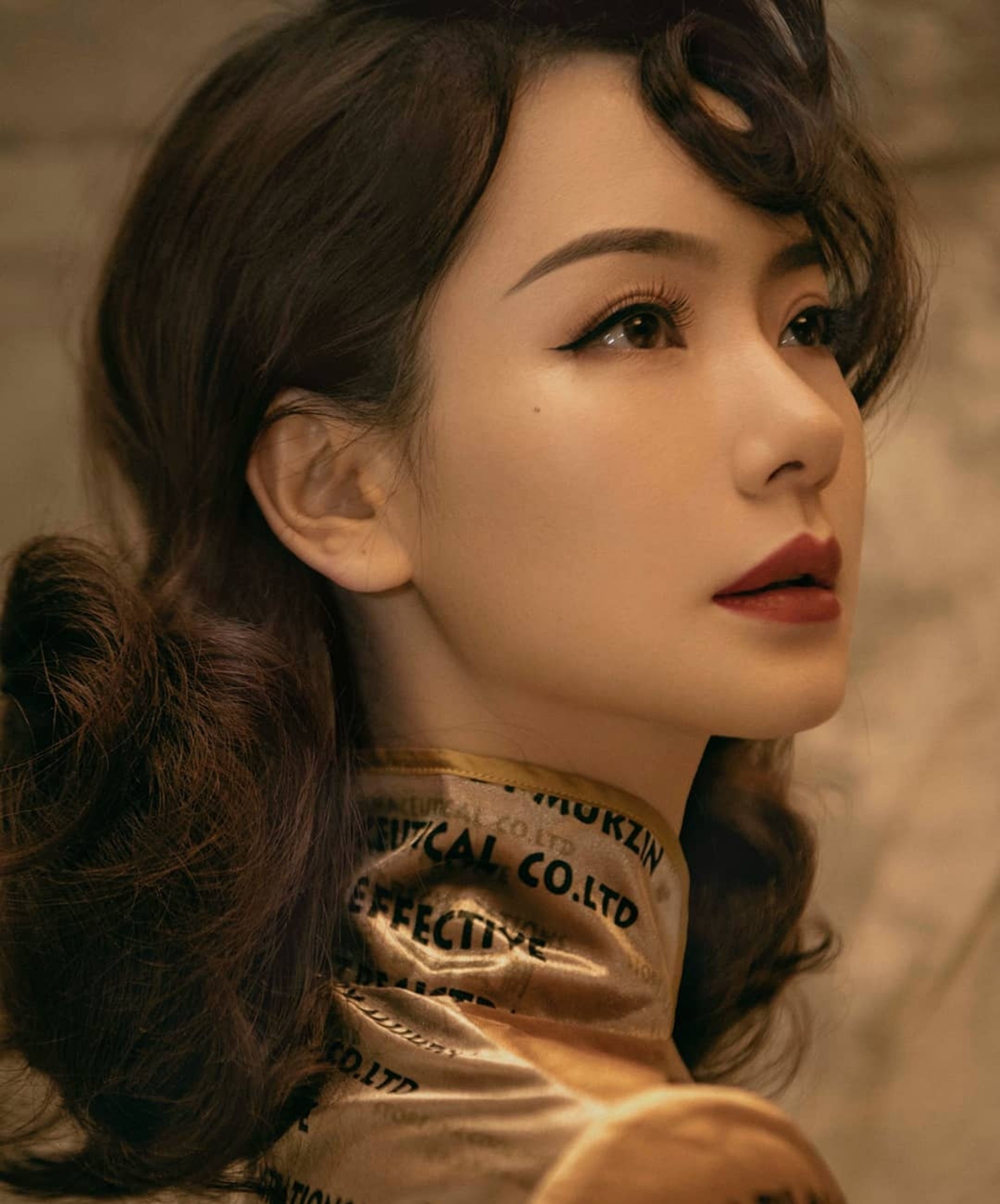 戚薇复古旗袍大长腿性感写真_身材_一身_显得