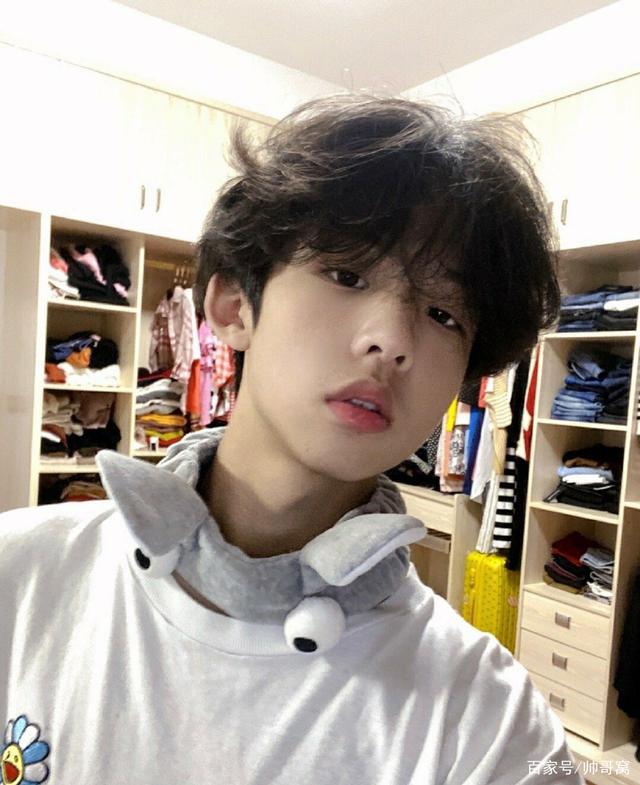 娃娃脸的弟弟,个性的发型,爱自拍的00后,长大后又是一大帅哥!