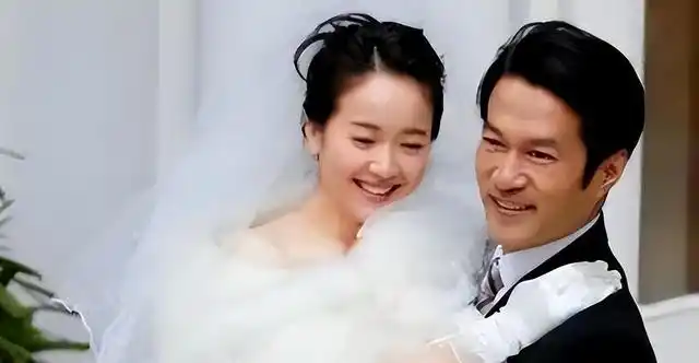 左小青结婚后就再也没有被曝出绯闻,甚至为了照顾家庭暂时退出了演艺