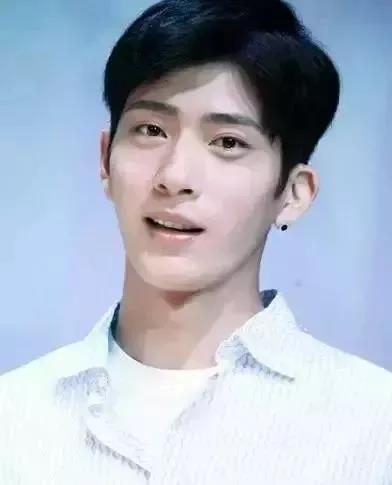 连李易峰也爱这个三七分的发型.