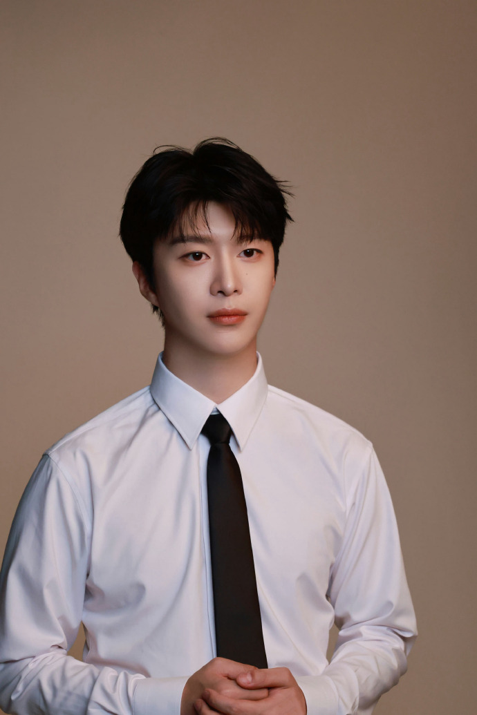 8月16日,范丞丞因与买超聚餐,被狗仔拍到与一神秘女子的亲密互动,瞬间