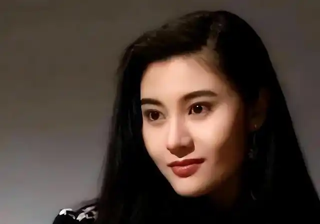 53岁李嘉欣东京被拍一颦一笑成人群中最耀眼焦点身材依旧极品