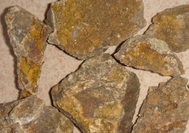 直播室 金投网贵金属行情软件 沙金起源于矿山,是由于金矿石露出地面