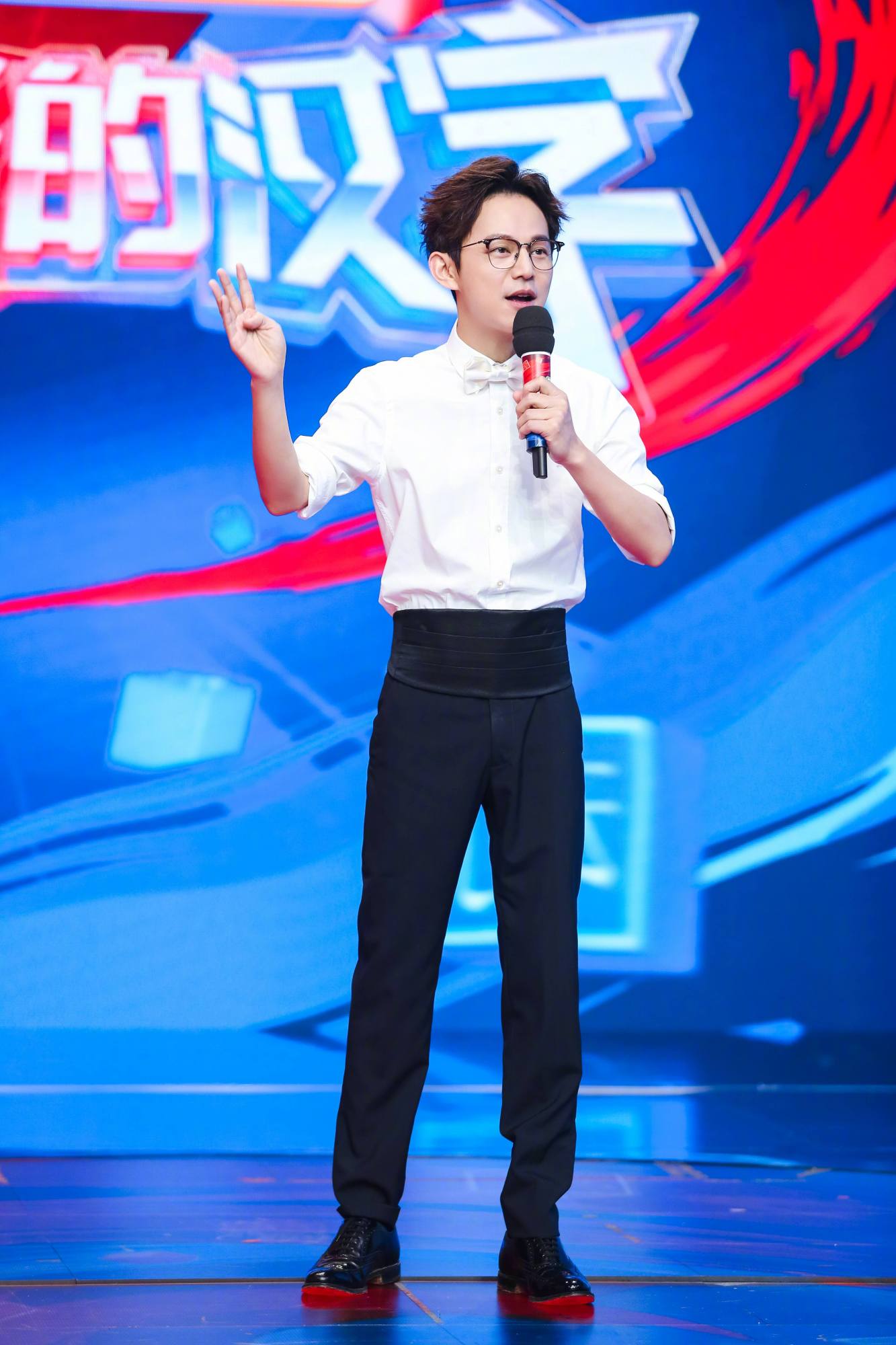 何炅真的不会老吗白衬衫小领结显精致配腰封裤穿出180既视感