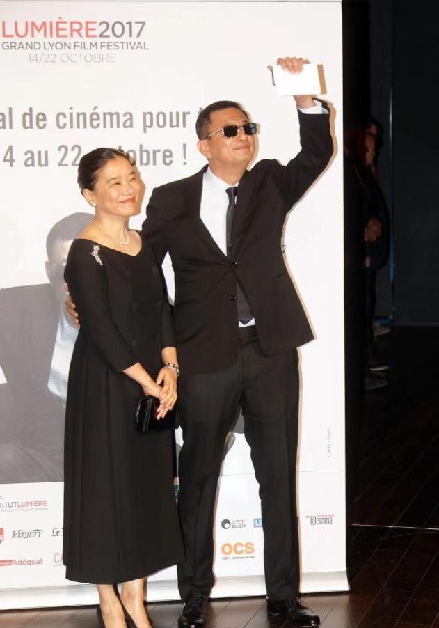 王家卫老婆的气质太好了!微胖身材穿着长裙不显曲线,仪态太加分