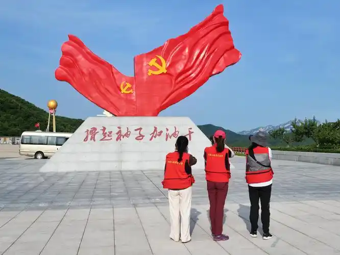 女摄影家们在党旗下重温入党誓词.