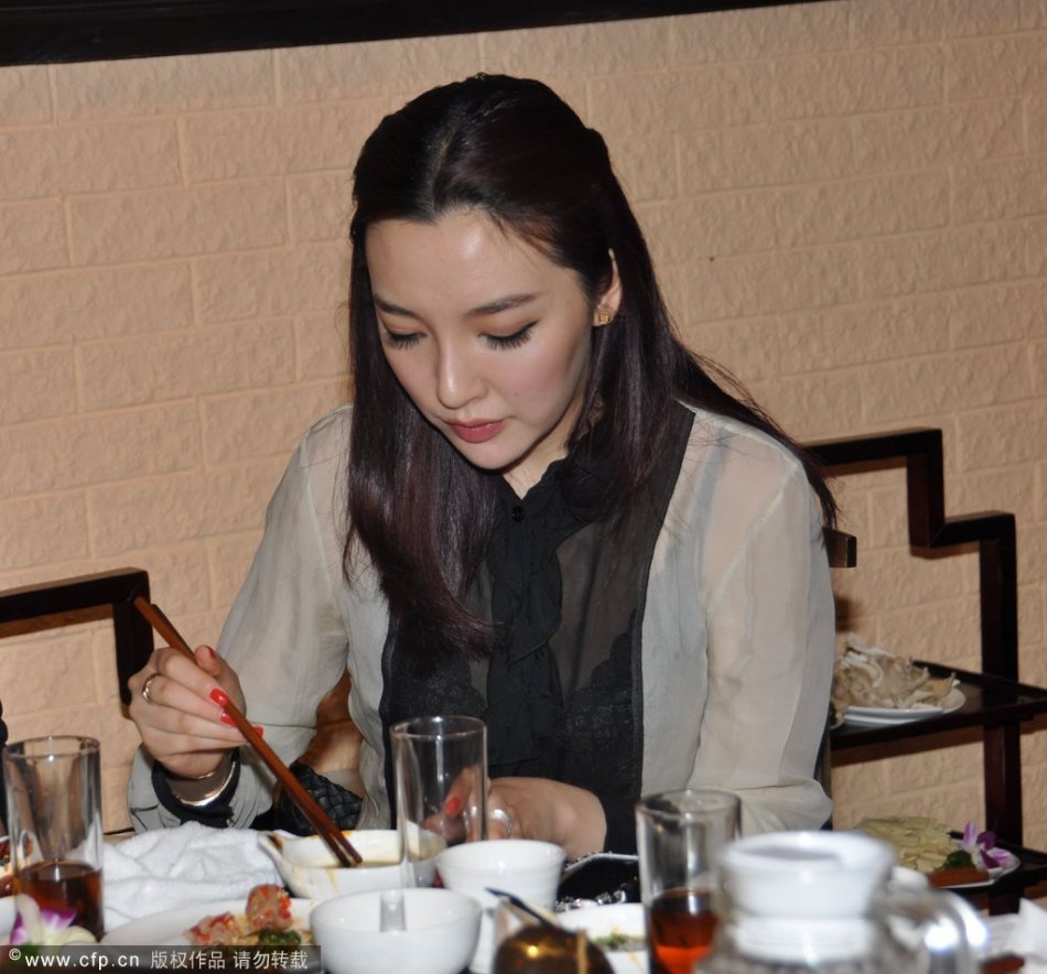 王励勤女友捧场友人新店开张_高清图集_新浪网