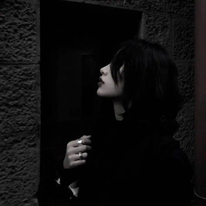 黑白女生头像高质量女生头像