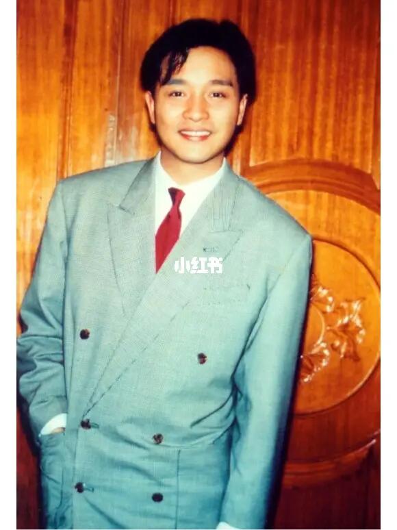 淘到一件90年代全新的西服,稍微改改肩宽,一下子就穿越回那个时代了