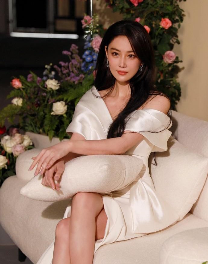 半裸美肩张馨予,灵动优雅,娇俏可人!__财经头条