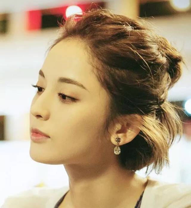 娜扎的短发梳起半丸子头来,清爽利落,随意自然,非常养眼~时髦度高涨!