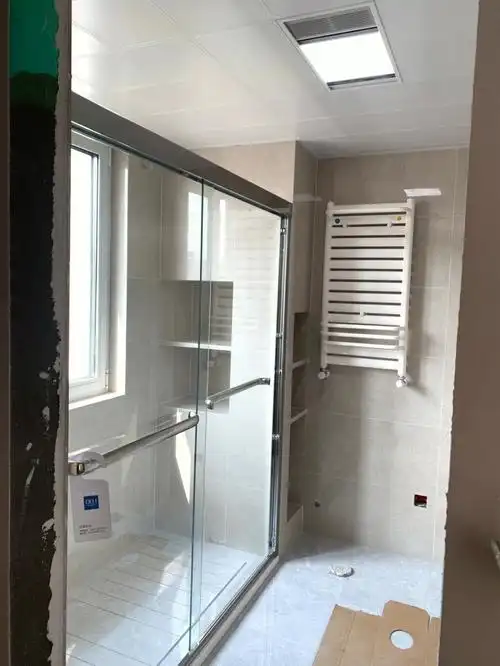 淋浴房安装完毕