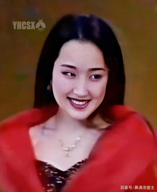 杨钰莹27年前一组红衣少女照面带羞怯的样子我见犹怜