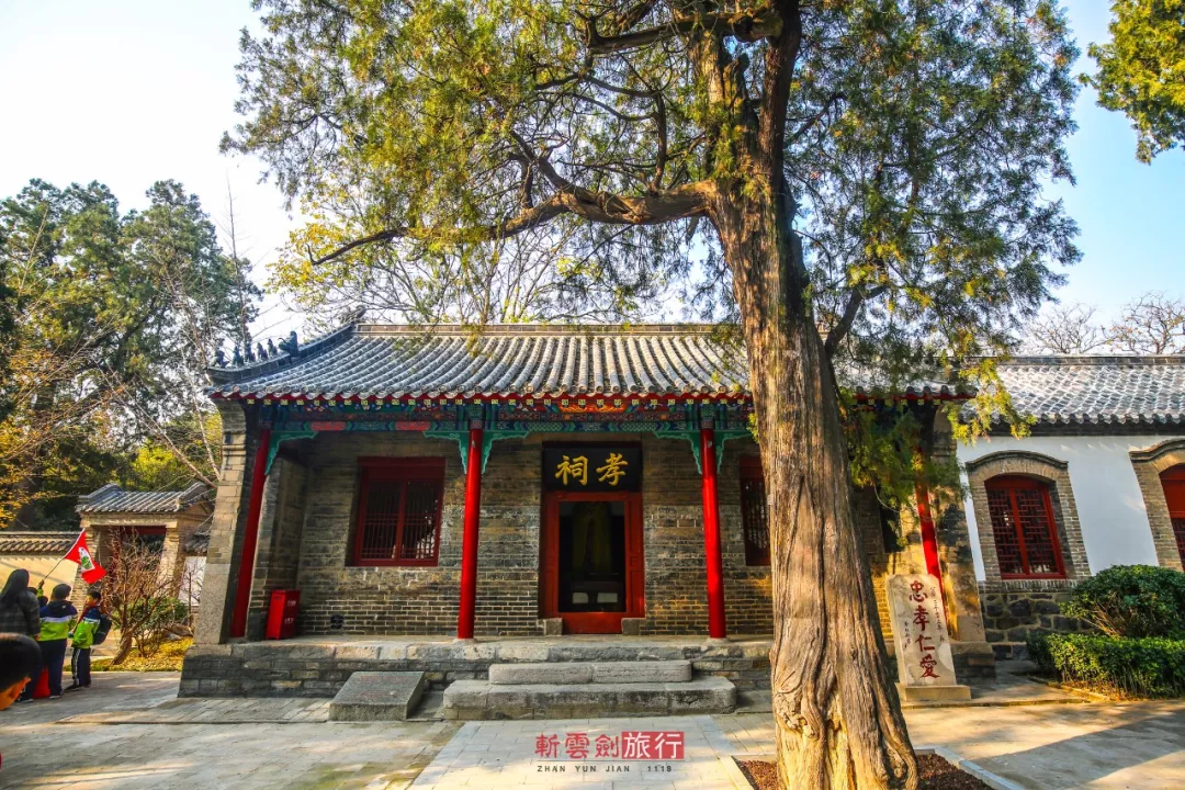 济南也有一座华山,其半山腰藏着一座几千年的华阳宫道观