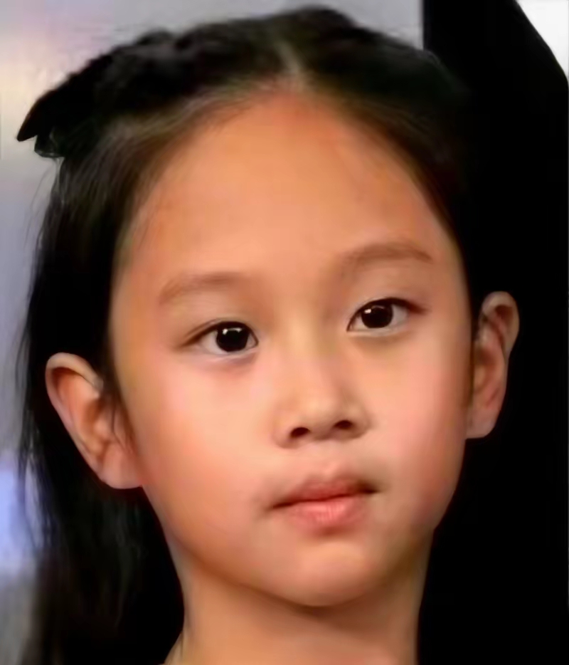 演员孙俪的女儿小花,她的名字叫邓涵一,小名是小花,她出生于二零一四