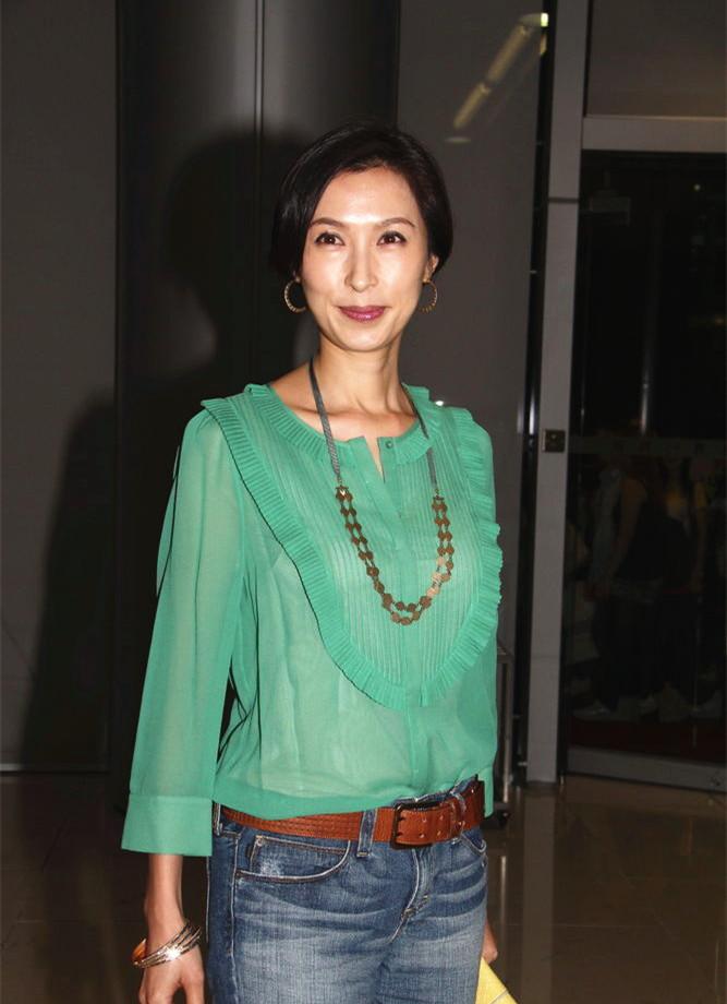 刘青云夫妇惊现香港街头郭蔼明穿卫衣似老态无人围观无人拍照