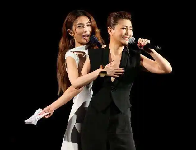 e成军15年,成员selina(任家萱),hebe(田馥甄),ella(陈嘉桦)发展出让