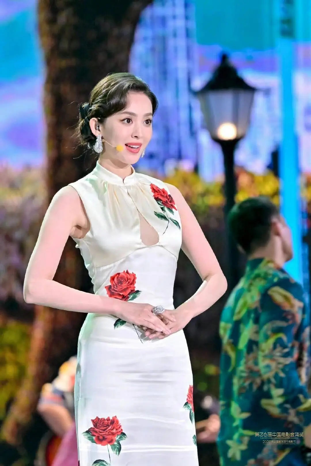 被新疆美女古力娜扎惊艳到!穿旗袍领口"挖个洞",性感又迷人!