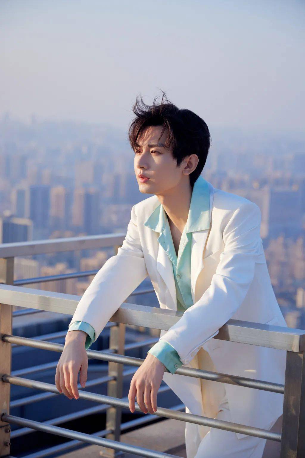 成毅天台蓝天大片,一身白色西装内搭绿色衬衣,清新又帅气_造型