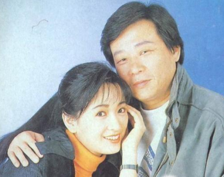 他两老婆四子女,同住一户上下楼很融洽,儿子被称最帅"星二代"