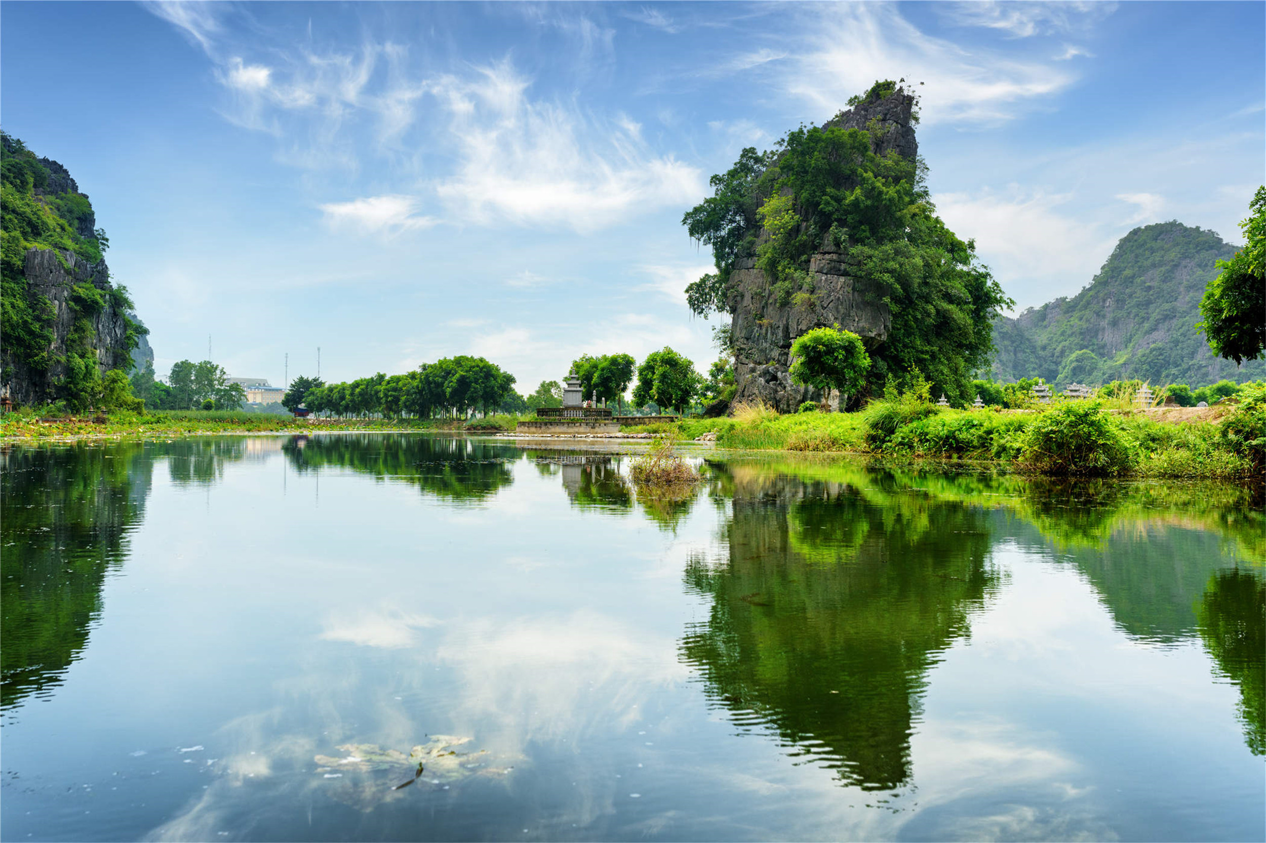 蓝天白云,湖水都能映衬出天上的景色,远处的树木翠绿无比.