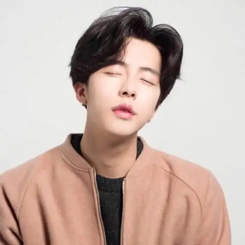 1,发际线高的男生适合留中分吗?