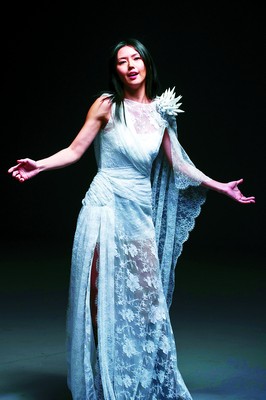 孙燕姿cfp供图本报综合消息10月25日,孙燕姿在北京为电影《花木兰》