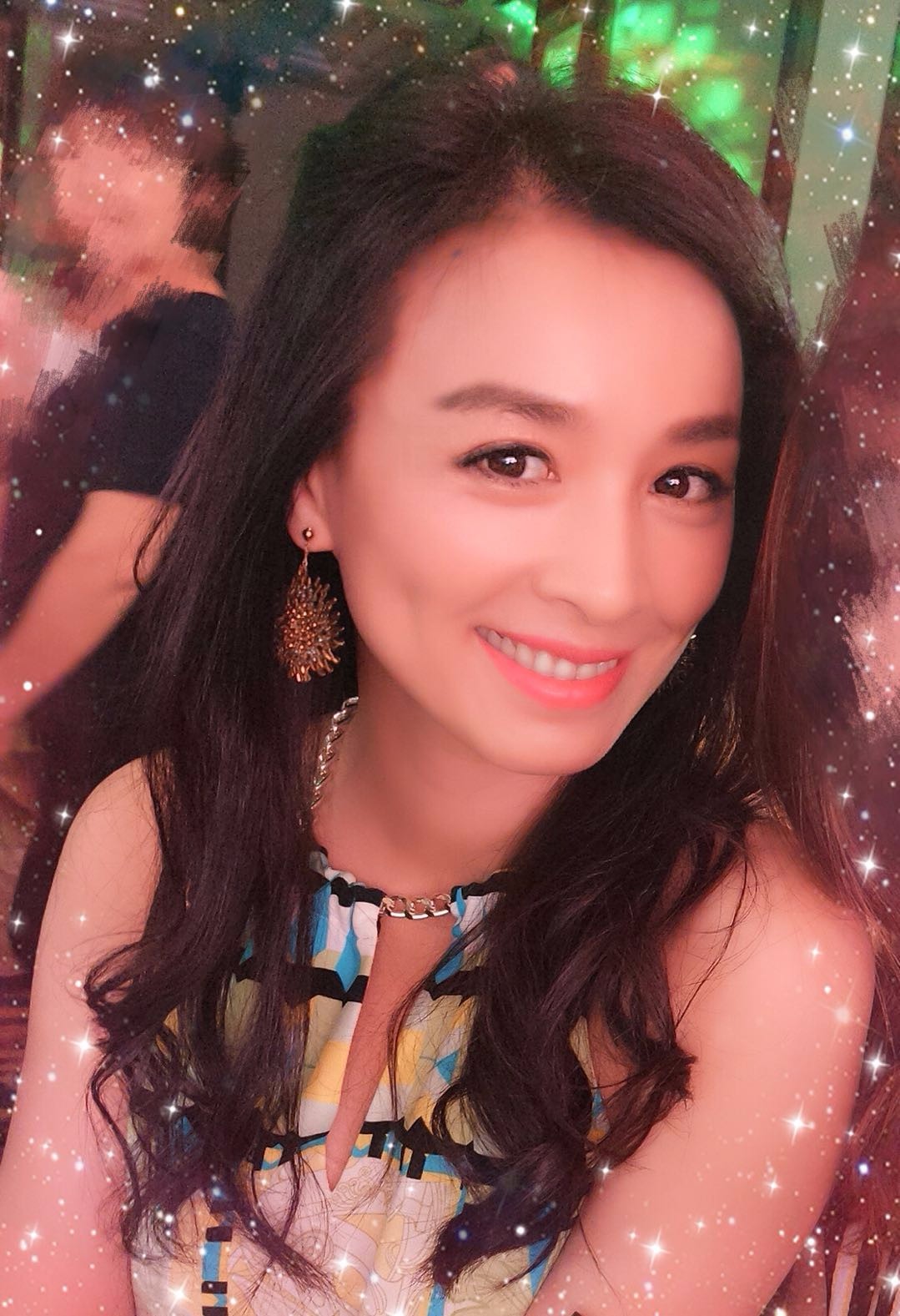 张庭塑造了很多经典人物,是一位很好的演员,并且她的生意也很好,即使