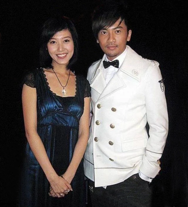 高露被母亲带进圈出道23年依旧不火如今老公是谁一直是个谜