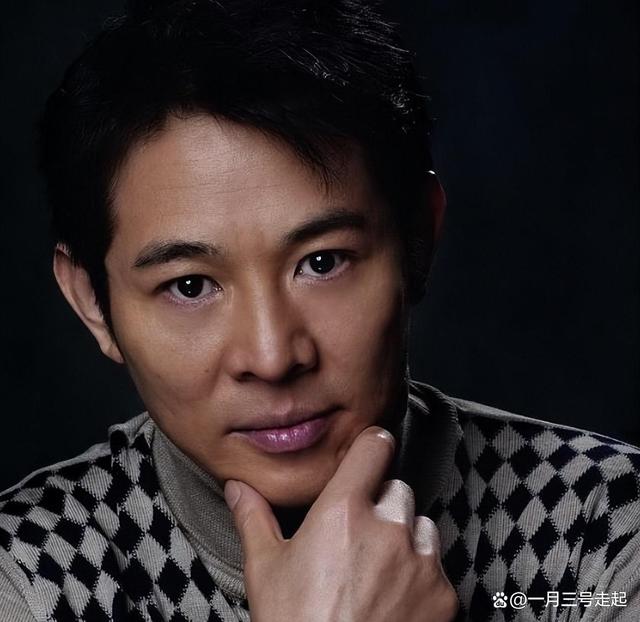 李连杰携家人旅游,62岁利智罕露面,留短发戴老花镜如普通老妇人