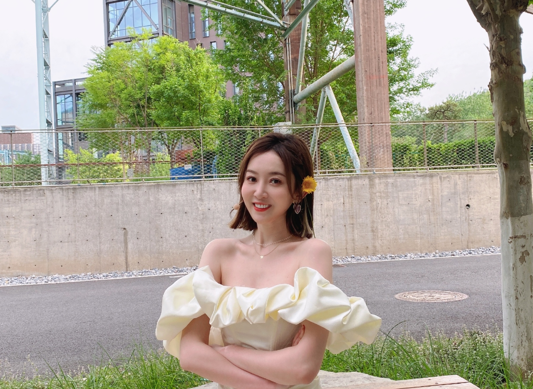 足球主持人裴优在5月20日这一天晒出自己的夏日写真