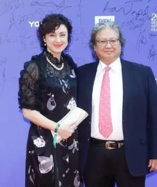 洪金宝国外前妻近照,打扮贵气时髦不输现任,分手29年仍单身