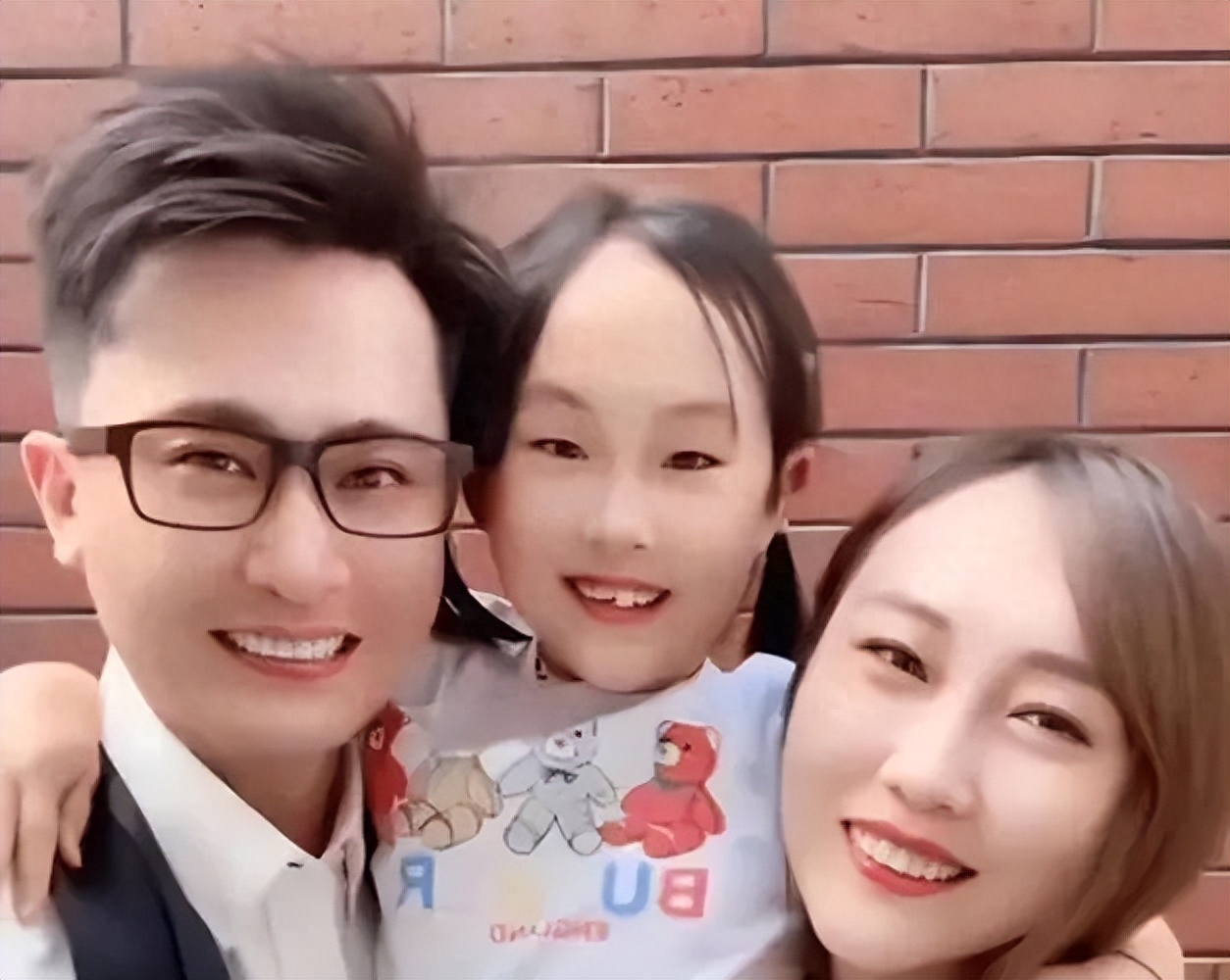 主持人杨帆娶平凡妻子李松奇生下两个女儿日子过得有滋有味
